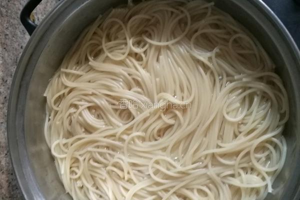 肉酱意粉的做法图解2