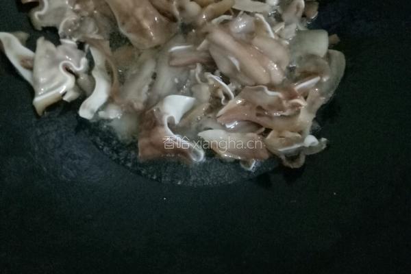 辣椒炒猪耳的做法图解2