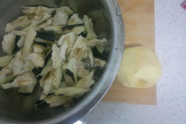 茄子炖土豆的做法图解1