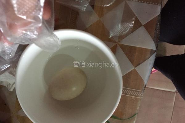 秘制咸鸭蛋的做法图解2