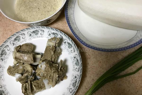 剔骨肉萝卜粥的做法图解1