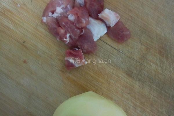 土豆白菜炖肉的做法图解1