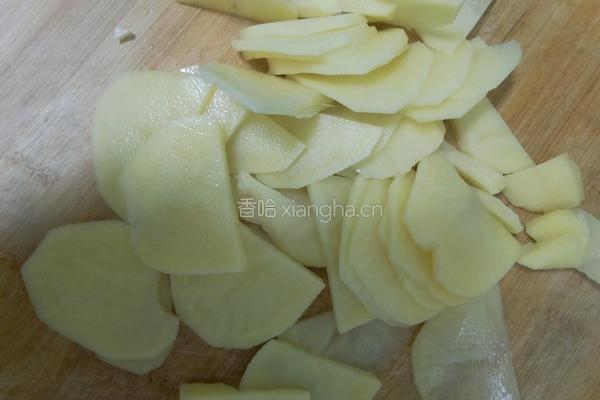 土豆白菜炖肉的做法图解2