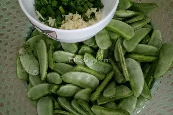 蒜蓉炒扁豆的做法图解1