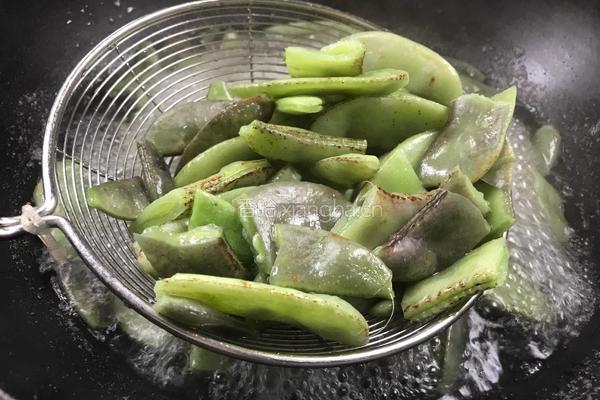 五花肉炒扁豆的做法图解5
