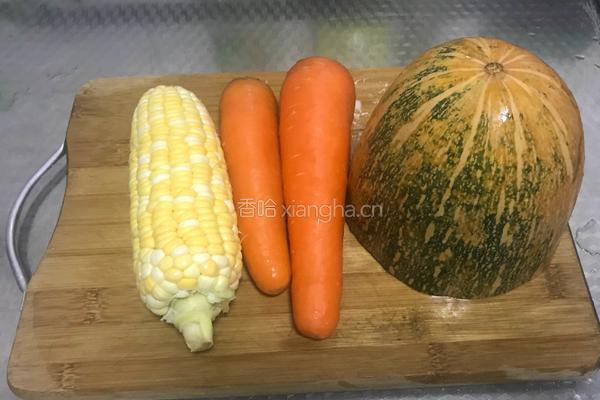 南瓜玉米红萝卜猪骨汤的做法图解1