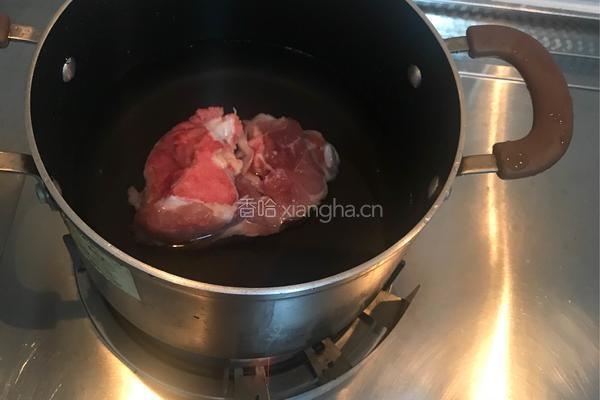 南瓜玉米红萝卜猪骨汤的做法图解2