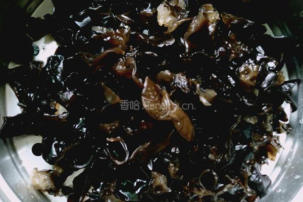 木耳炒瘦肉的做法图解2