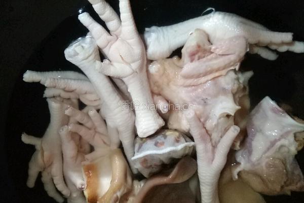 卤鸡脚猪耳的做法图解3