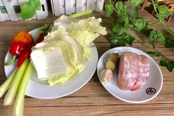 白菜梗子芹菜炒肉丝的做法图解1