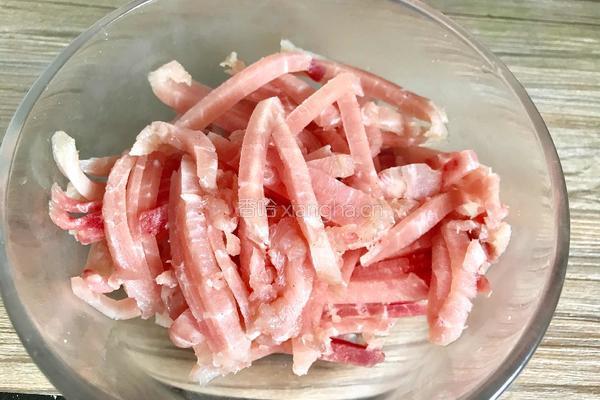 白菜梗子芹菜炒肉丝的做法图解5