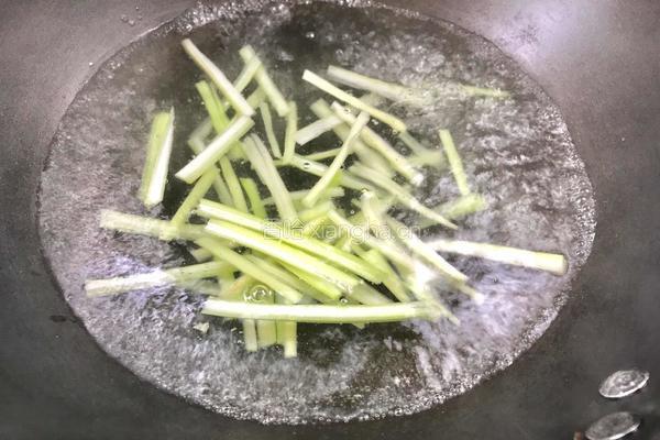 白菜梗子芹菜炒肉丝的做法图解7