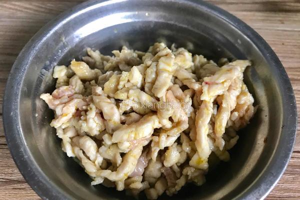 白菜梗子芹菜炒肉丝的做法图解12
