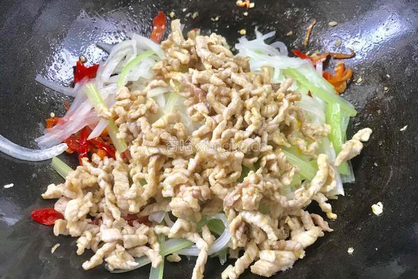 白菜梗子芹菜炒肉丝的做法图解16