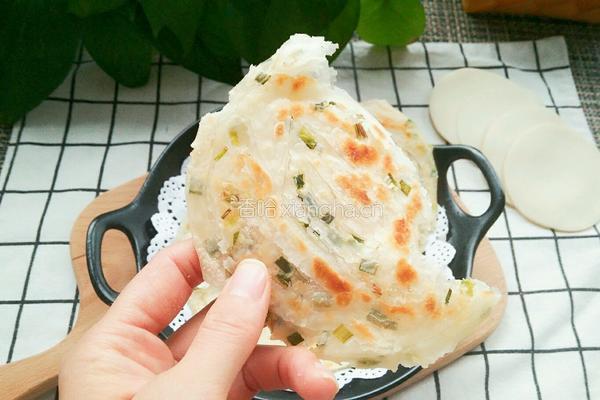 饺子皮版葱油饼的做法图解1