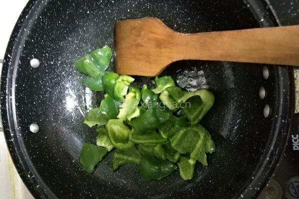 青椒炒虾饺（毛豆）的做法图解2