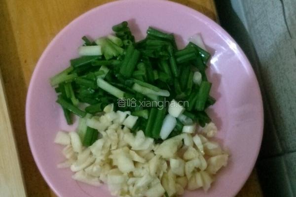 素炒菠菜的做法图解1