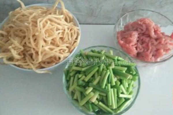 蒜苔肉丝炒饼的做法图解1