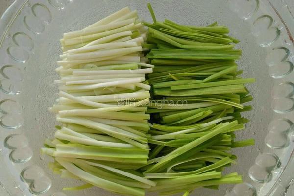 蒜苗炒肉的做法图解1