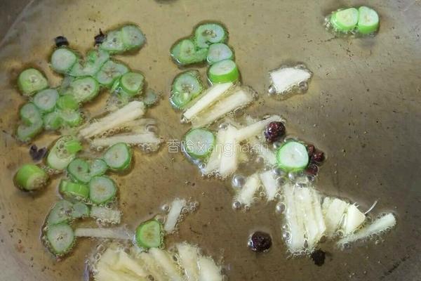 蒜苗炒肉的做法图解4