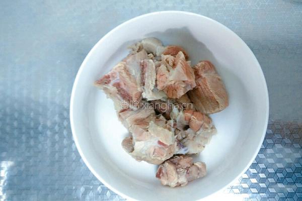 胡萝卜豆腐炖排骨的做法图解1