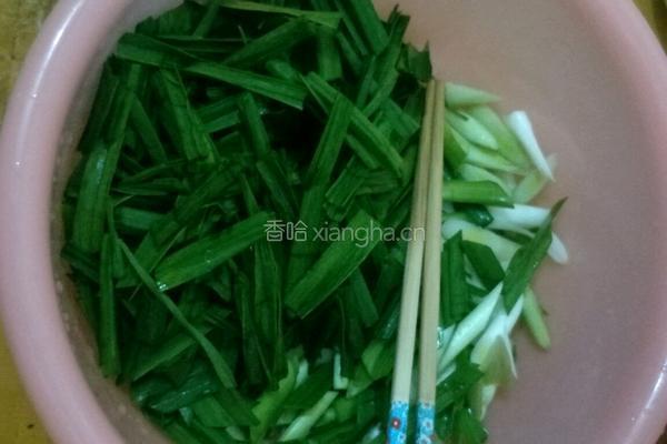 蒜叶炒肉的做法图解1