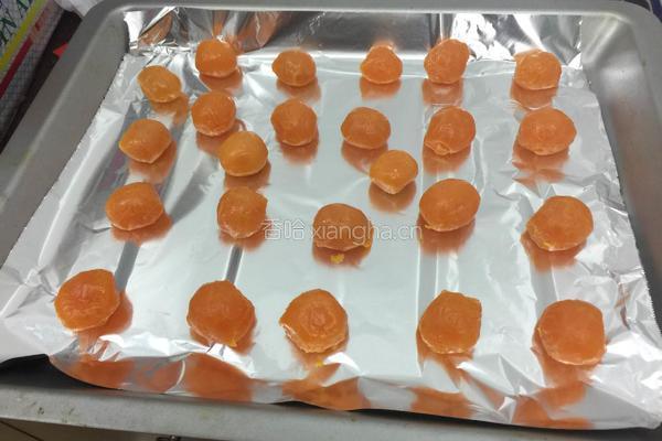 蛋黄酥的做法图解1