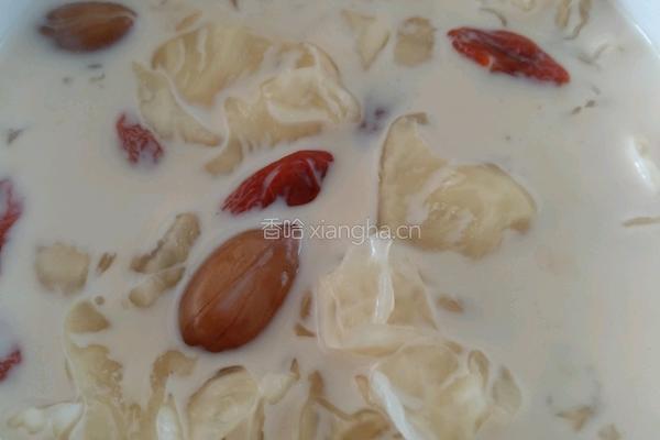 银耳花生牛奶汤的做法图解2
