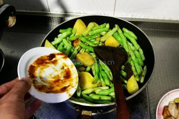 家常土豆炖豆角的做法图解8