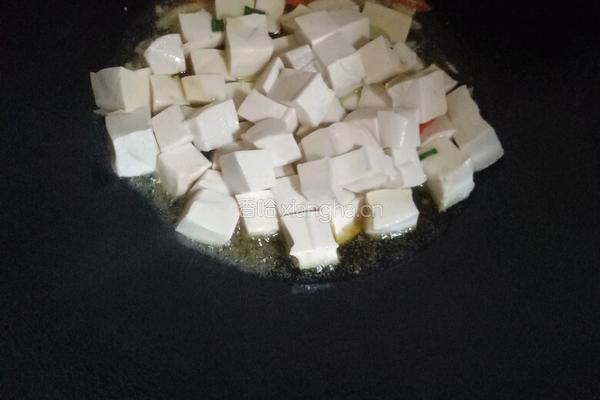 蒜苗焖豆腐的做法图解3
