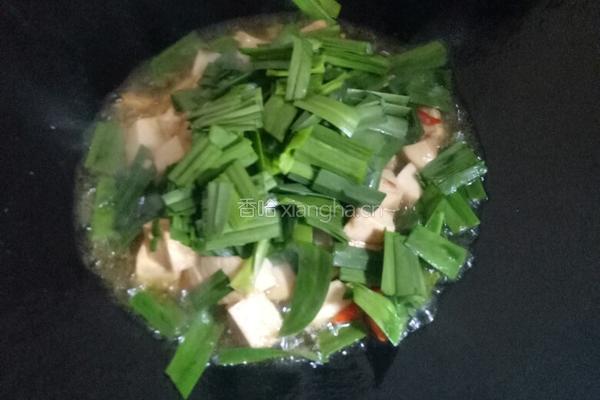 蒜苗焖豆腐的做法图解6