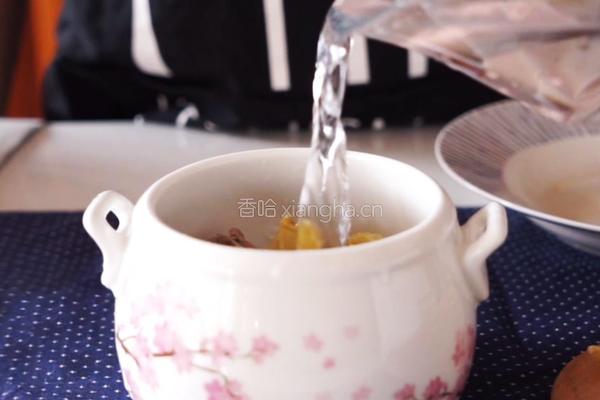 花旗参石斛花胶汤的做法图解3