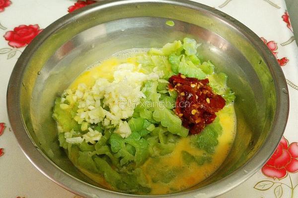 苦瓜剁辣椒煎蛋的做法图解2