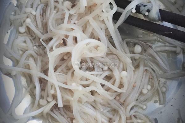 培根金针菇的做法图解1