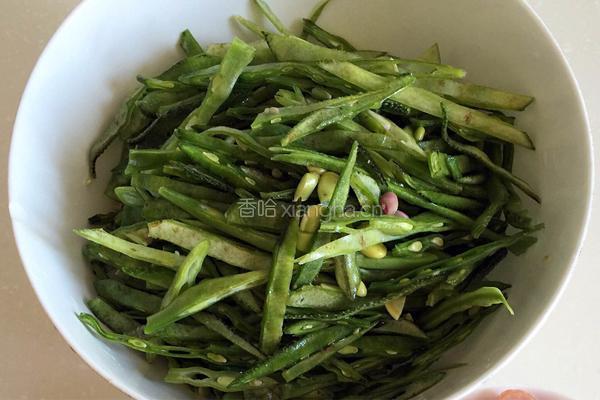 猪耳朵豆角丝炒肉的做法图解2