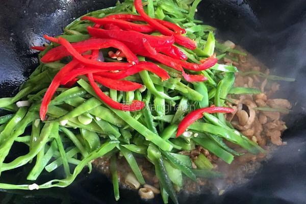 猪耳朵豆角丝炒肉的做法图解9