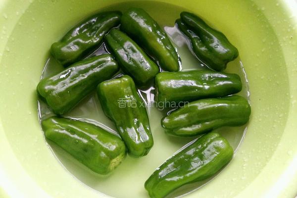 虎皮青椒的做法图解1