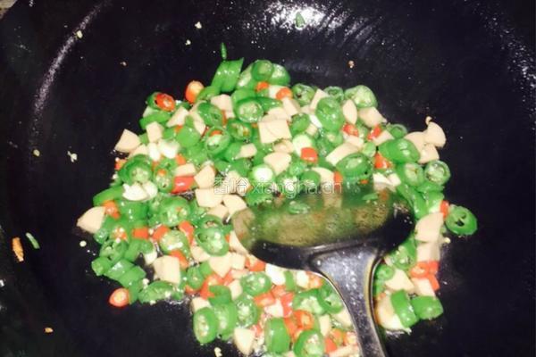 尖椒火腿炒蛋的做法图解2