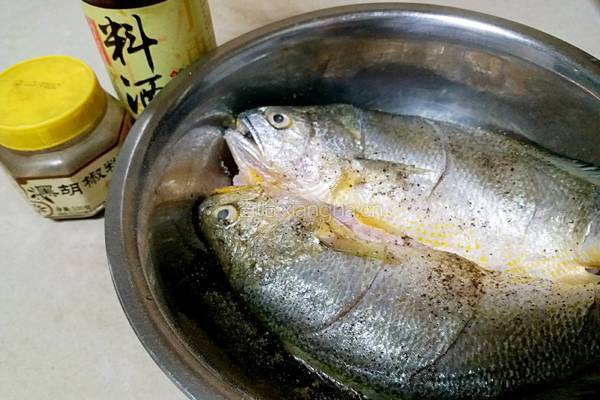 酱烧黄鱼豆腐的做法图解2