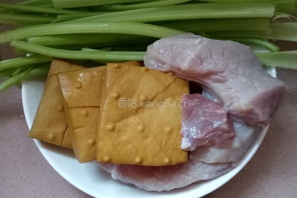 芹菜香干炒肉的做法图解1