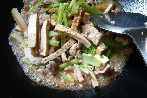 芹菜香干炒肉的做法图解14
