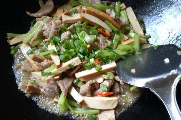 芹菜香干炒肉的做法图解15