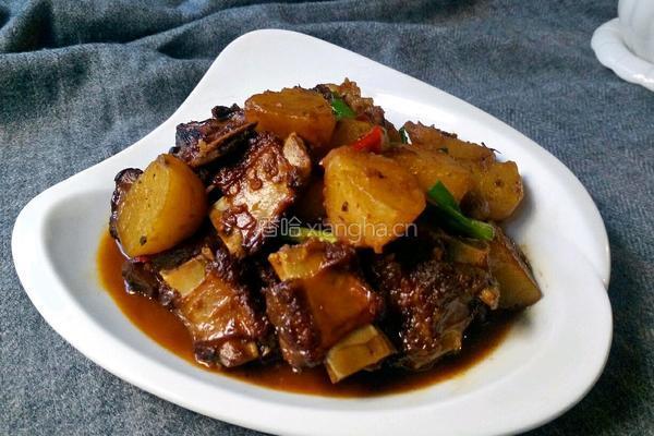 香辣土豆烧排骨的做法图解1