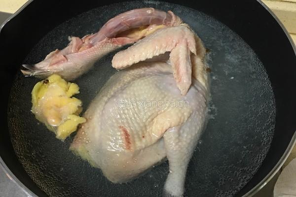 当归枸杞红枣土鸡汤的做法图解3