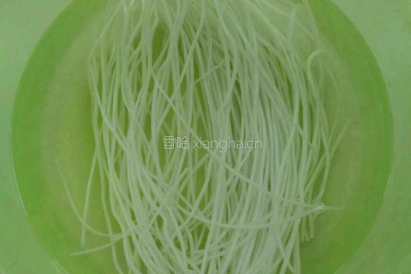 白菜冻豆腐炖粉条的做法图解2