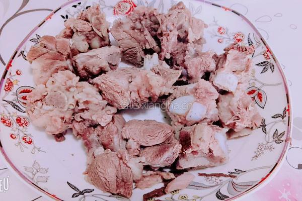 排骨炖南瓜的做法图解1