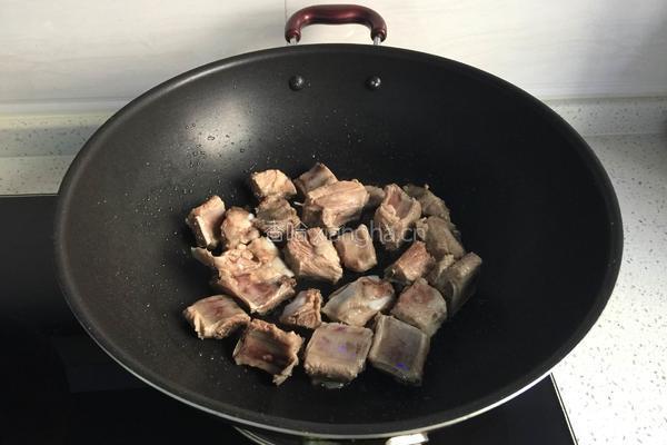 排骨炖豆角玉米的做法图解3