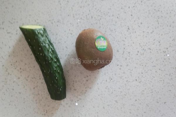黄瓜猕猴桃汁的做法图解1