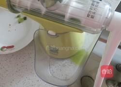 黄瓜猕猴桃汁的做法图解3