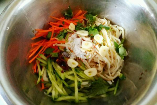 黄瓜丝拌金针菇的做法图解11